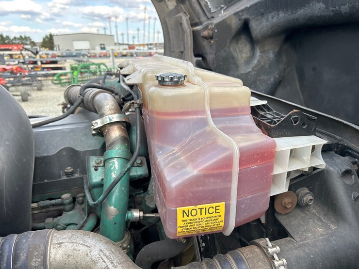 2009-volvo-10-image-41