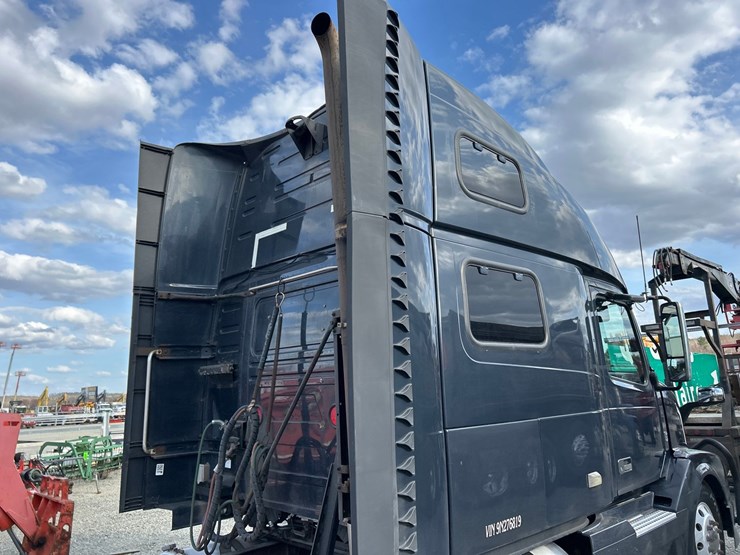 2009-volvo-10-image-15