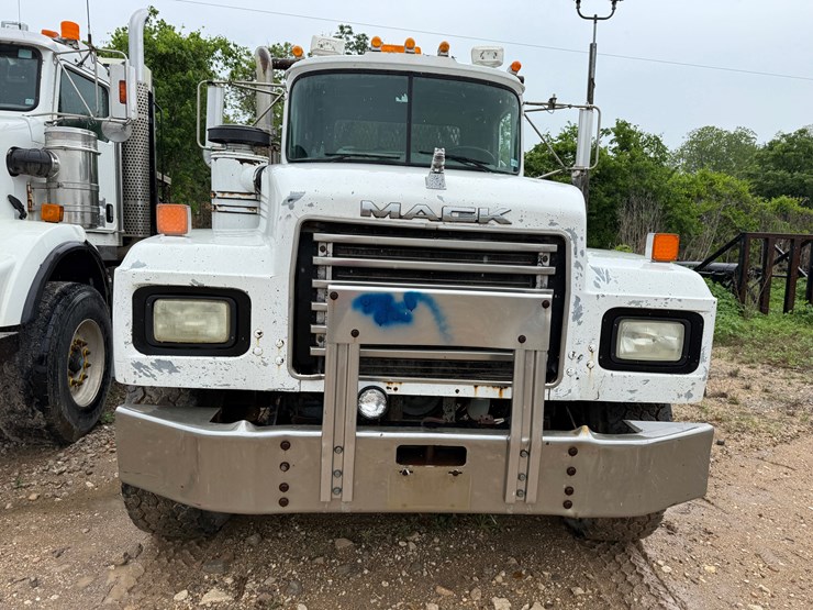 2001-mack-rd688s-image-3