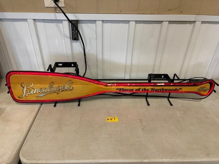 leinenkugel's-paddle-neon-sign-image-1