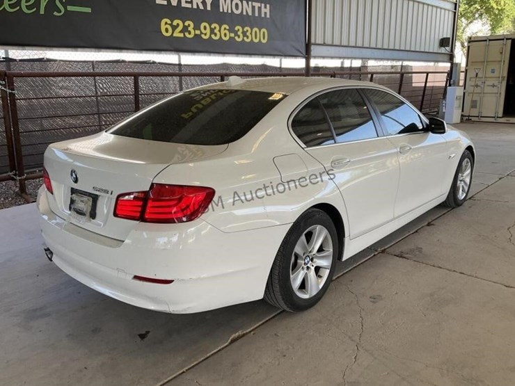 2011-bmw-528i-sdn-image-7