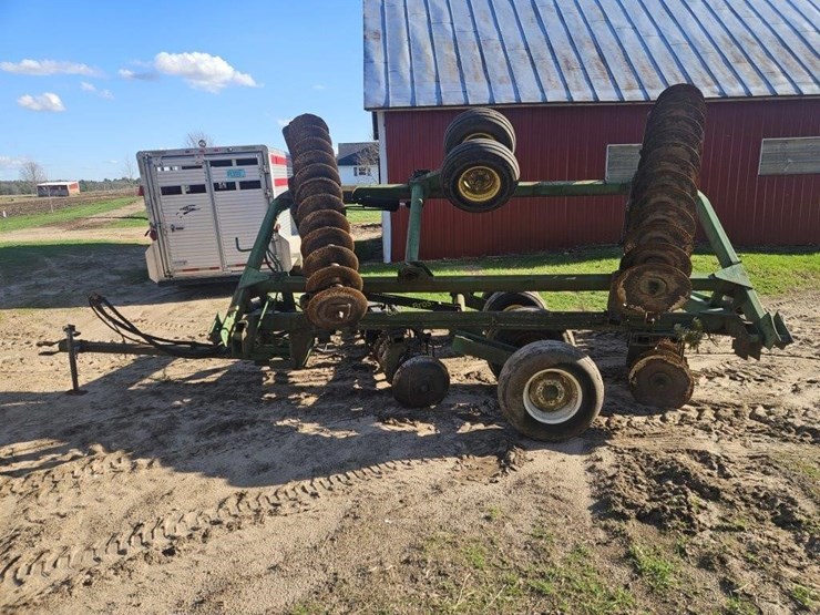 john-deere-235-image-1