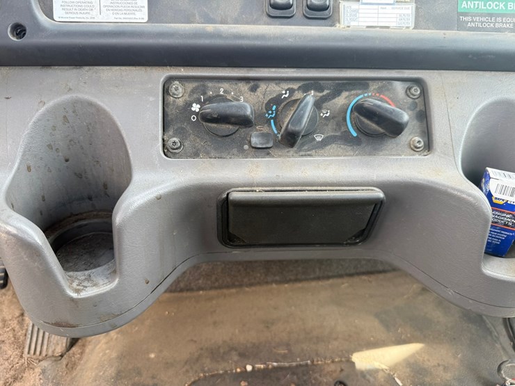 #1174-•-2015-freightliner-cab-and-chassis-image-57