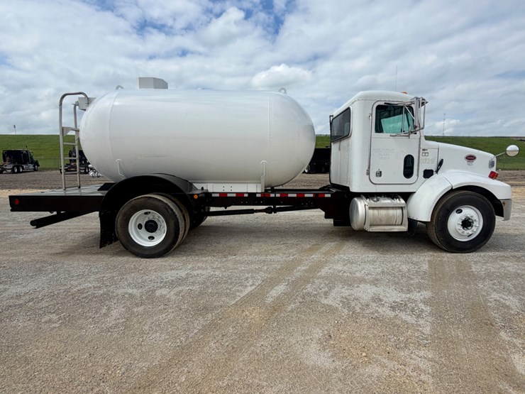 2002-peterbilt-330-image-4