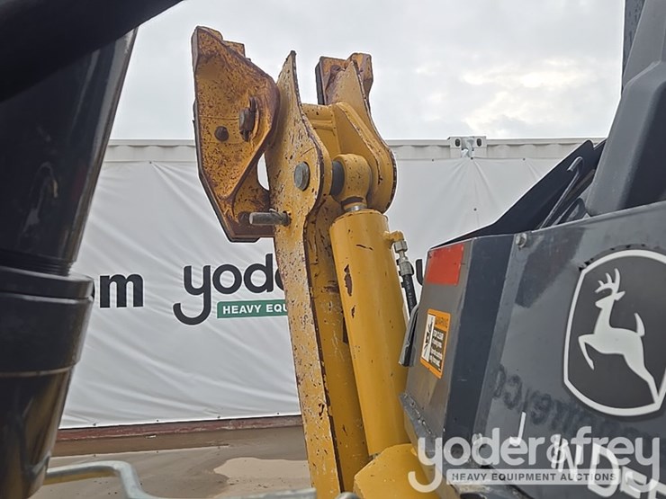 2021-deere-410l-image-33