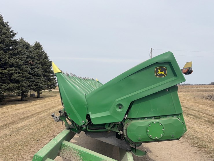 2023-john-deere-c18r-image-4