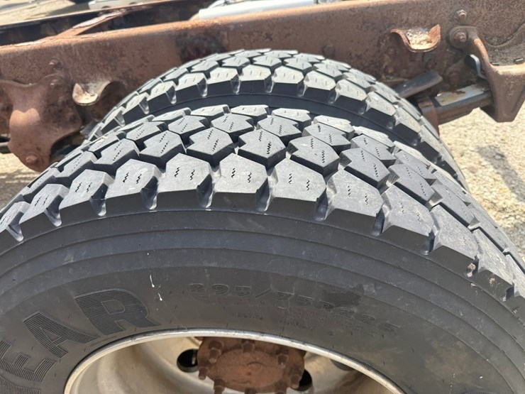 #1174-•-2015-freightliner-cab-and-chassis-image-66