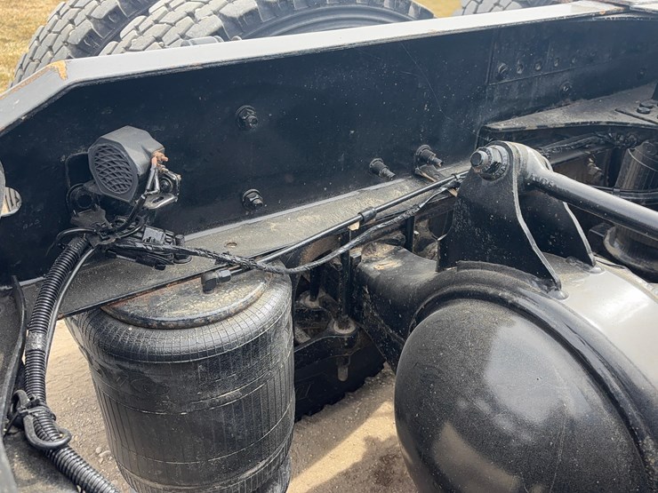 2015-volvo-vnl-semi-image-9