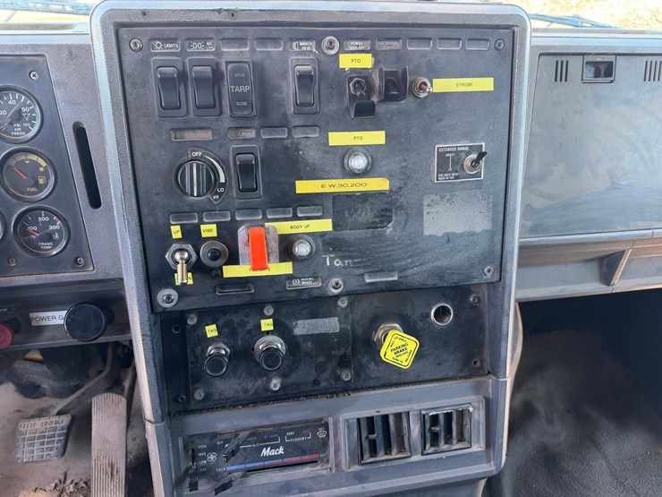 1995-mack-cl713-image-46