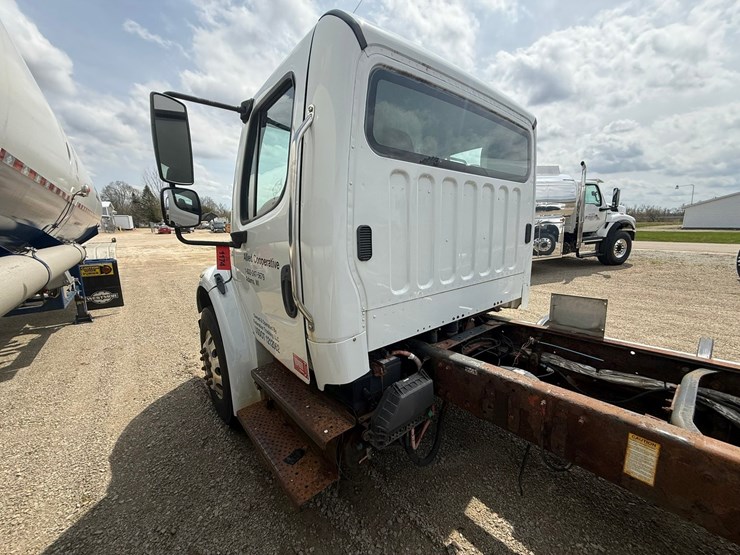 #1174-•-2015-freightliner-cab-and-chassis-image-2