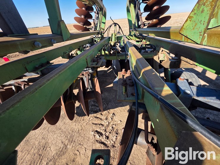 john-deere-335-image-14