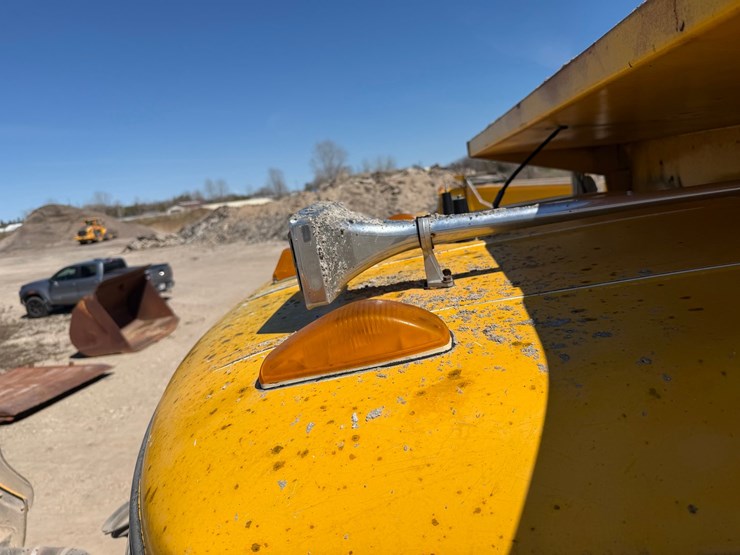 1995-mack-cl713-image-49