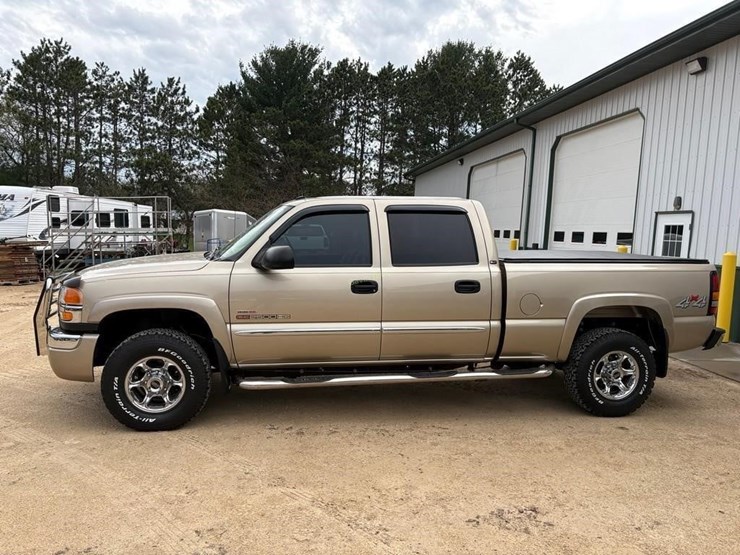 2004-gmc-sierra-2500-image-2