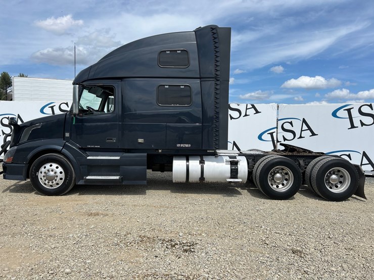 2009-volvo-10-image-2