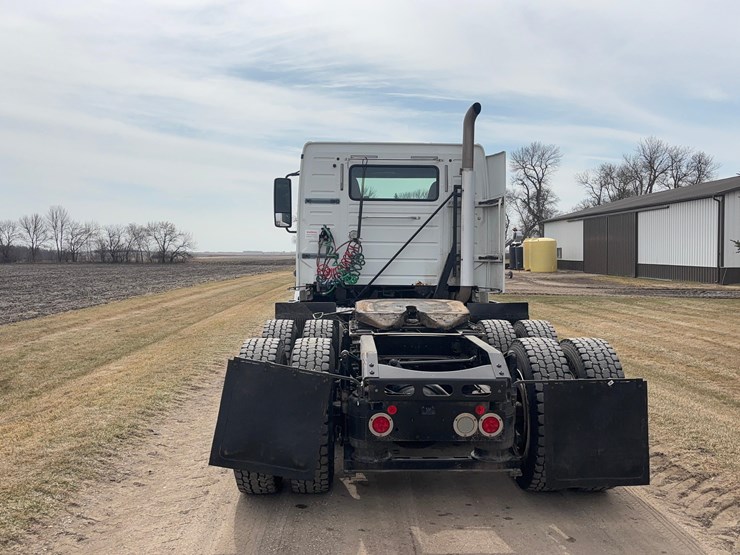 2015-volvo-vnl-semi-image-6