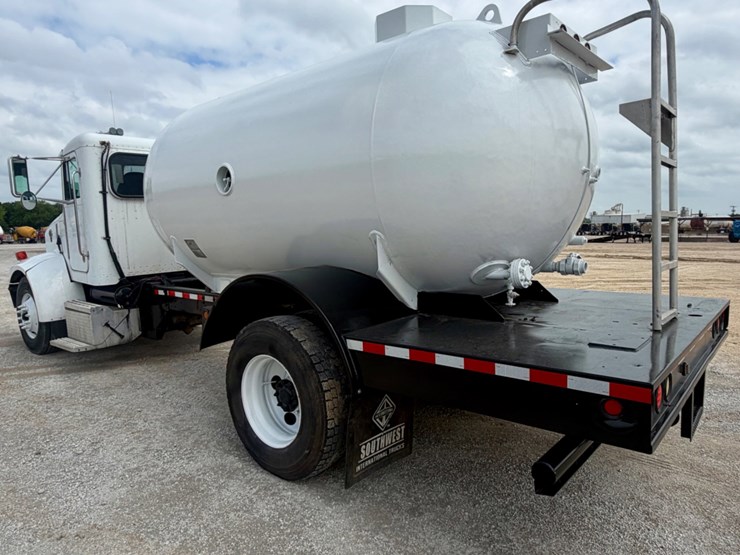 2002-peterbilt-330-image-7