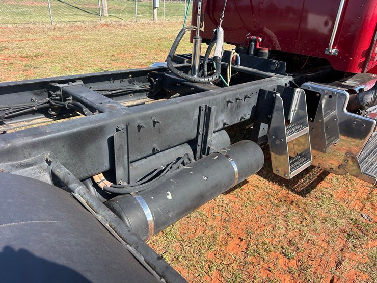 2012-peterbilt-386-image-33