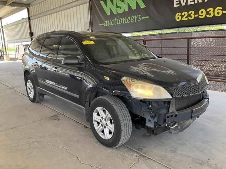 2012-chevrolet-traverse-ls-image-2