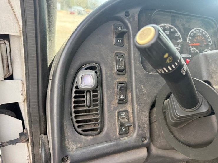 #1174-•-2015-freightliner-cab-and-chassis-image-60