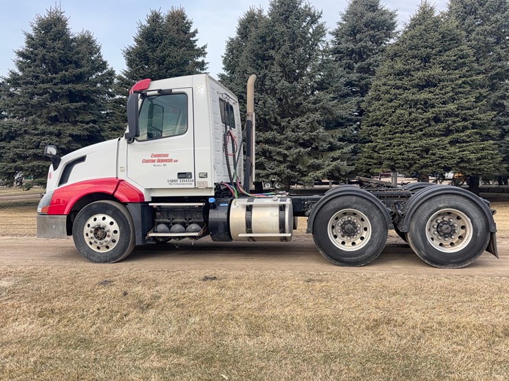 2015-volvo-vnl-semi-image-13