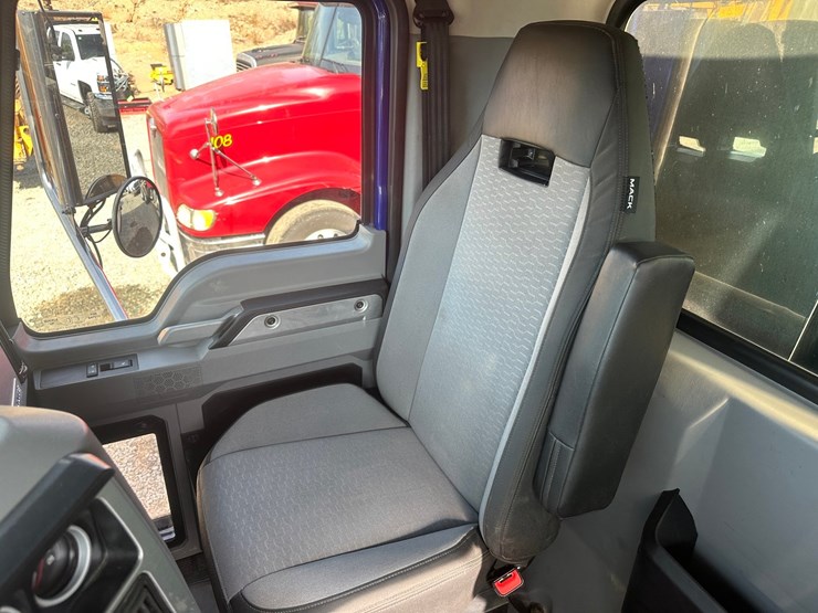 2019-massey-ferguson-8-image-40