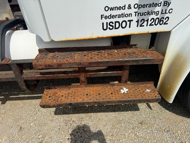 #1174-•-2015-freightliner-cab-and-chassis-image-50