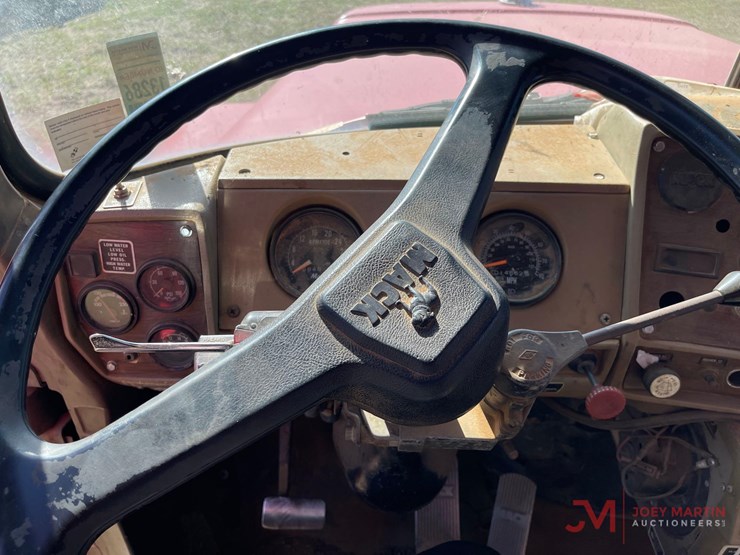 1984-mack-rd686s-image-24