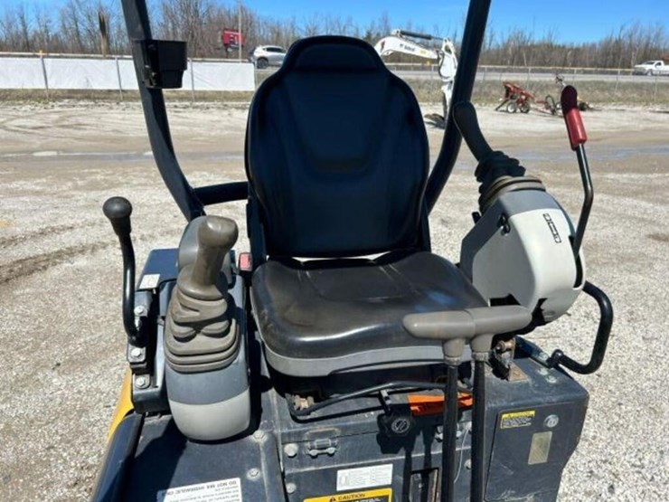 2019-deere-17g-image-12
