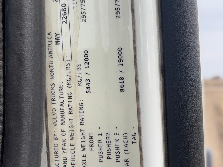 2015-volvo-vnl-semi-image-34