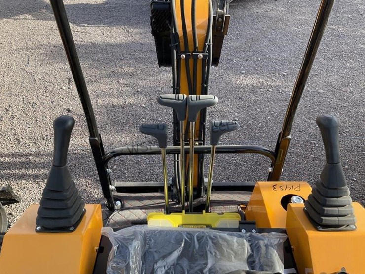 2026-miva-15-mini-excavator-image-9