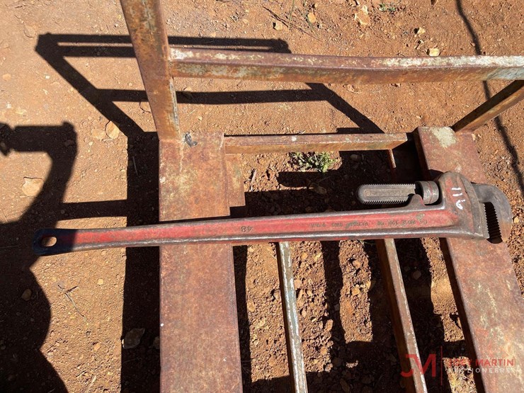 48"-pipe-wrench-image-1