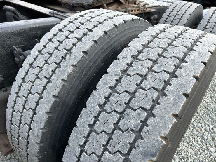 2009-volvo-10-image-74