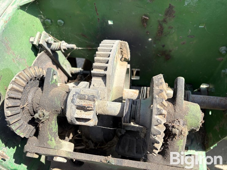 john-deere-336-image-12