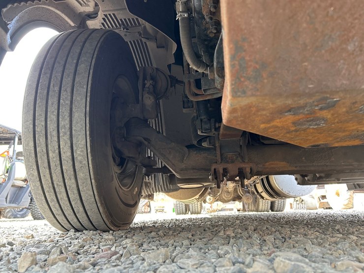 2009-volvo-10-image-34