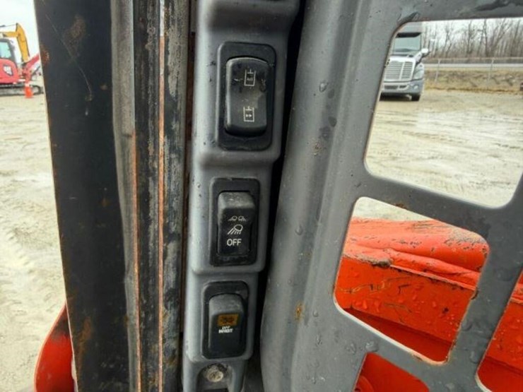 2018-kubota-ssv65-image-15