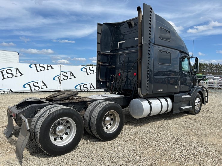 2009-volvo-10-image-5