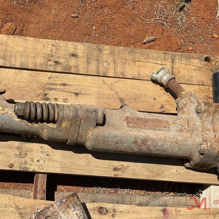 PNEUMATIC JACK HAMMER