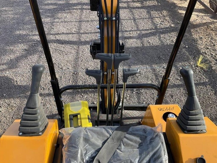 2026-miva-15-mini-excavator-image-9