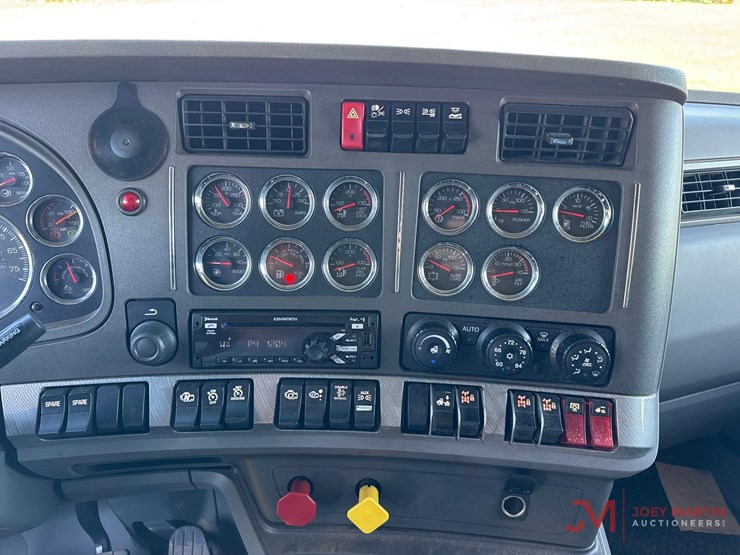 2017-kenworth-t880-image-38