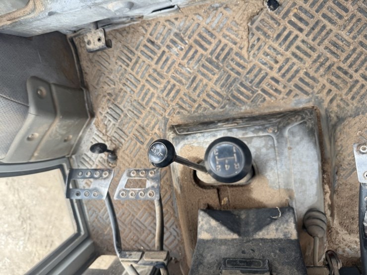 massey-ferguson-383-image-12