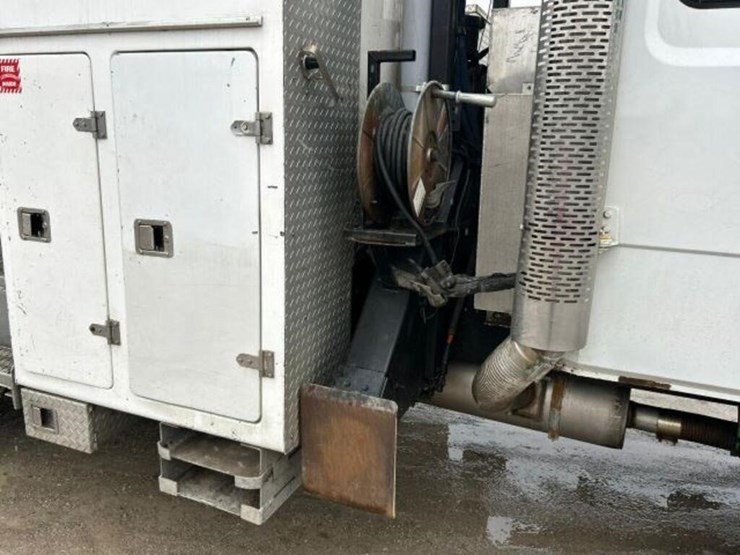 2004-freightliner-fl80-image-53
