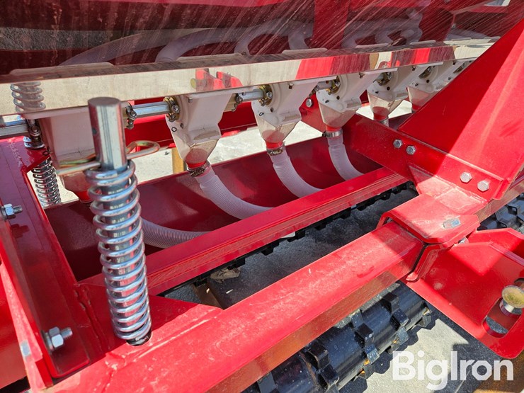 2025-massey-ferguson-730-image-15