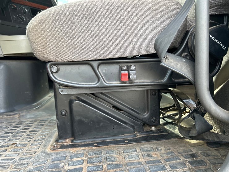 2009-volvo-10-image-53