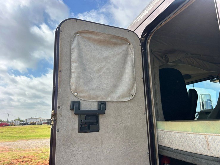 2009-kenworth-t300-image-14