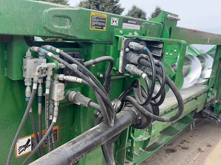 2023-john-deere-c18r-image-13