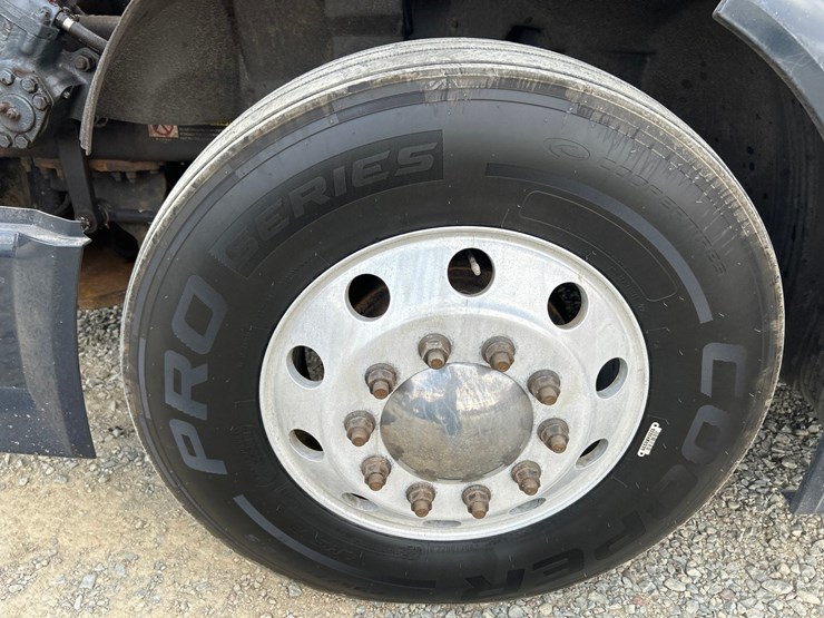 2009-volvo-10-image-67