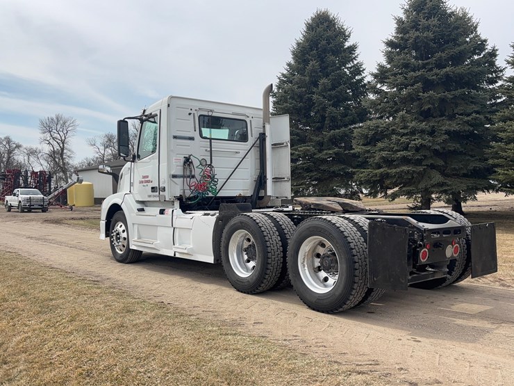 2015-volvo-vnl-semi-image-7