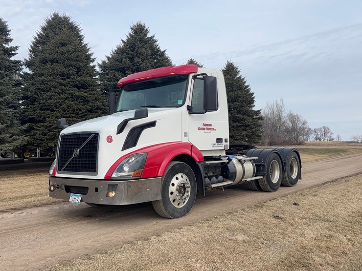 2015-volvo-vnl-semi-image-21