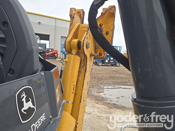 2021-deere-410l-image-40