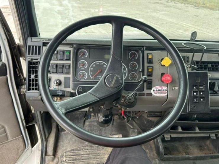 2004-freightliner-fl80-image-16